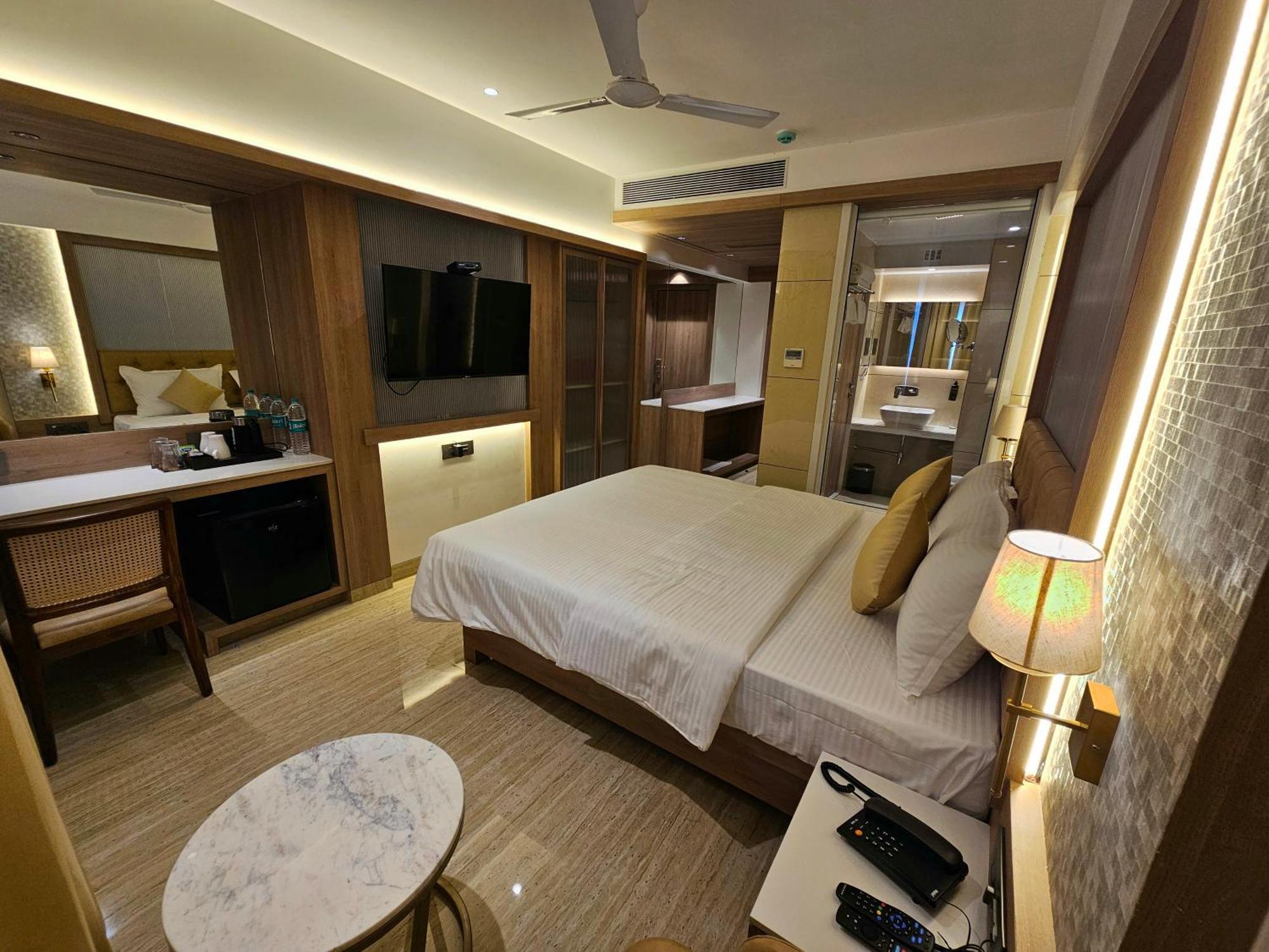 Hotel Golden Nest Thane Exteriör bild