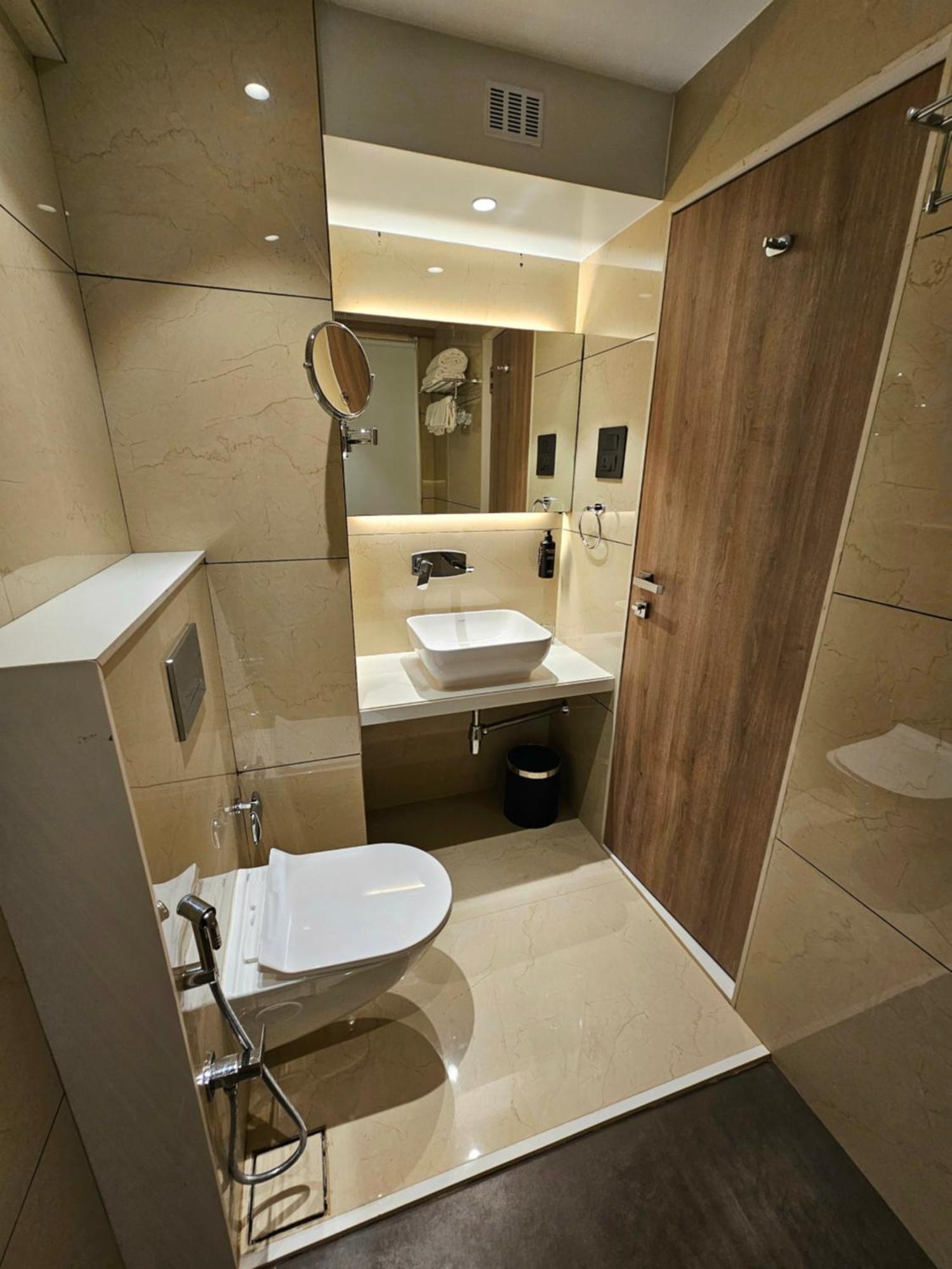 Hotel Golden Nest Thane Exteriör bild
