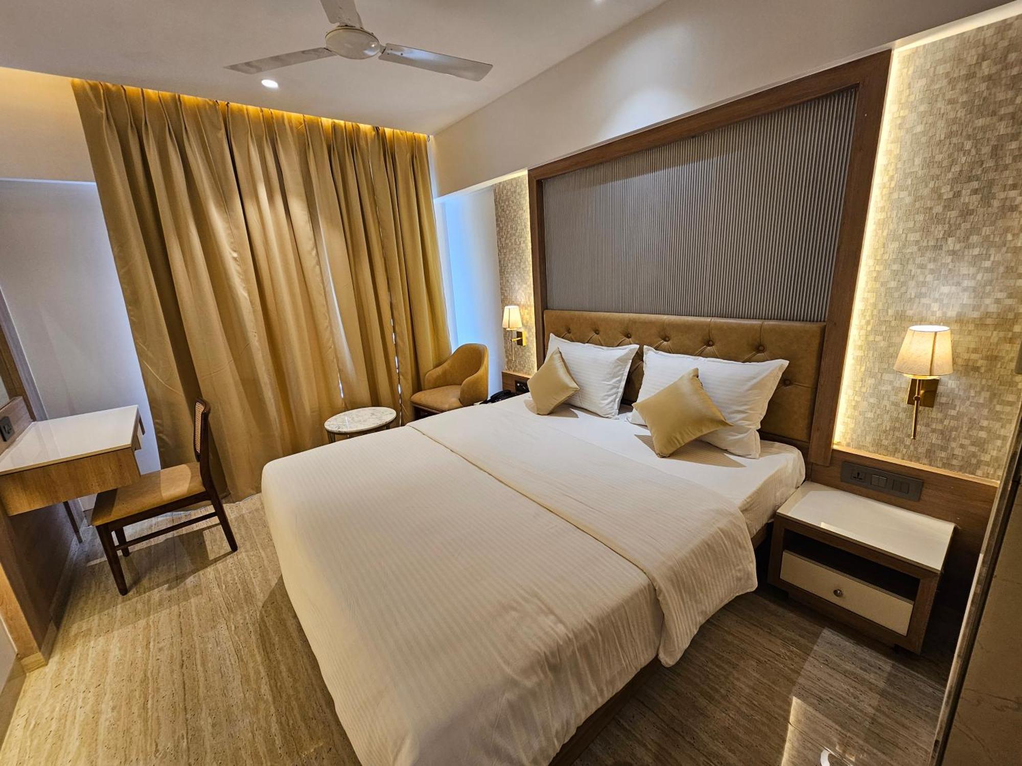 Hotel Golden Nest Thane Exteriör bild